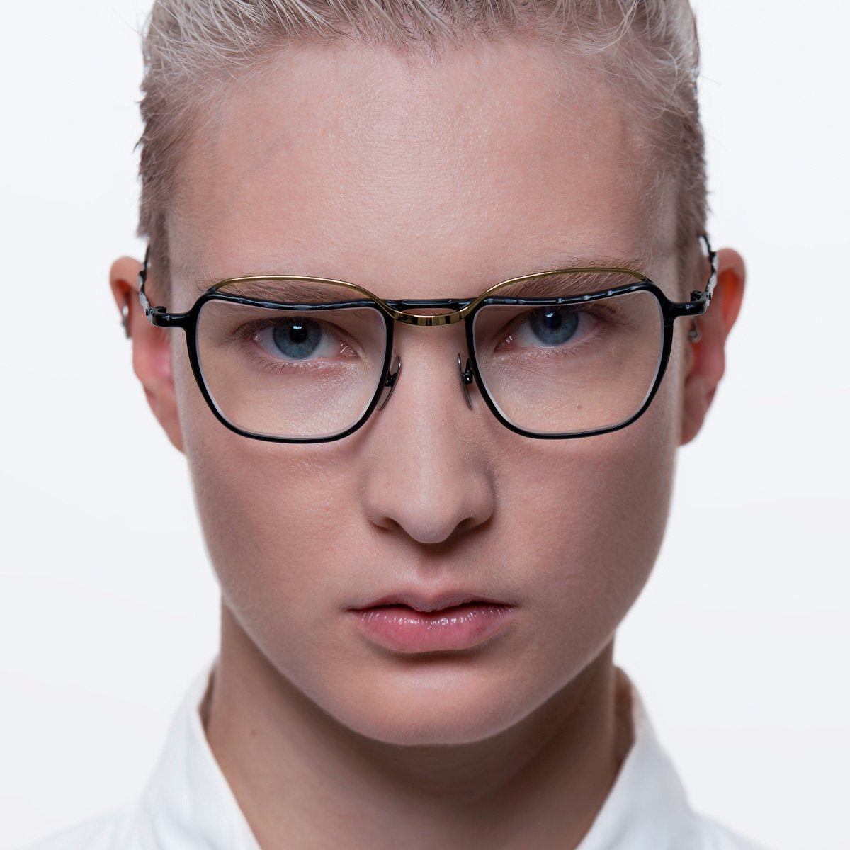KUBORAUM Maske H71 Black Gold eyeglasses, angled view