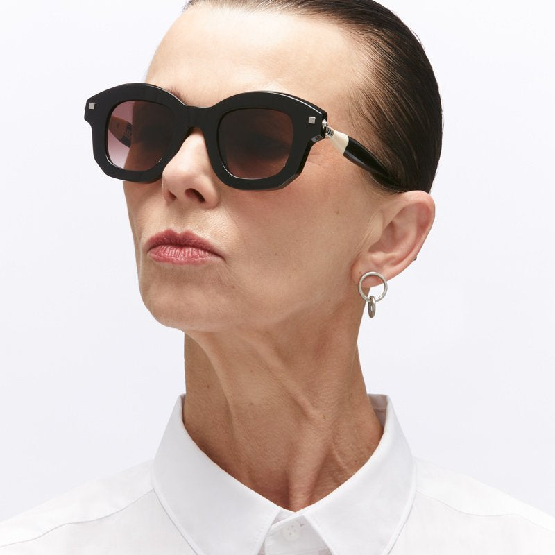 KUBORAUM Maske J1 Black Shine sunglasses, worn