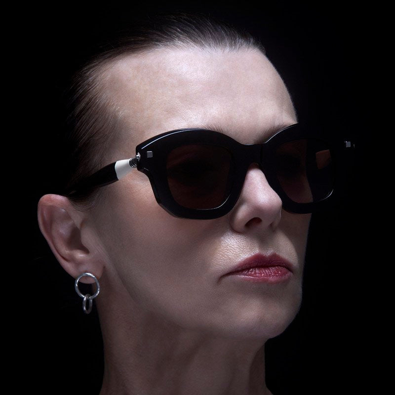 KUBORAUM Maske J1 Black Shine sunglasses, worn