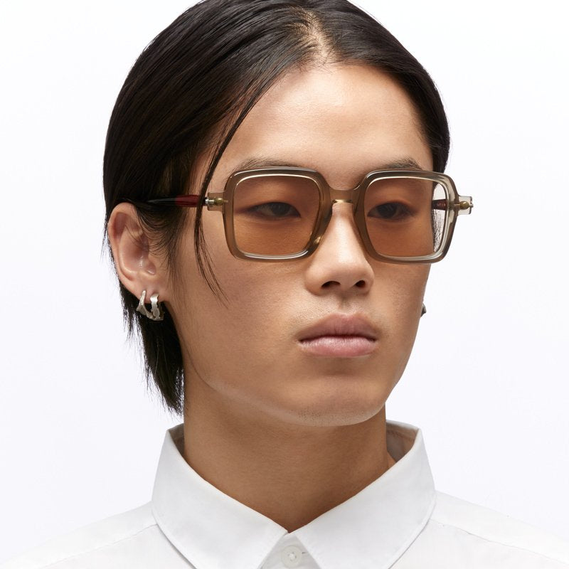 KUBORAUM Maske P21 Olive sunglasses, worn