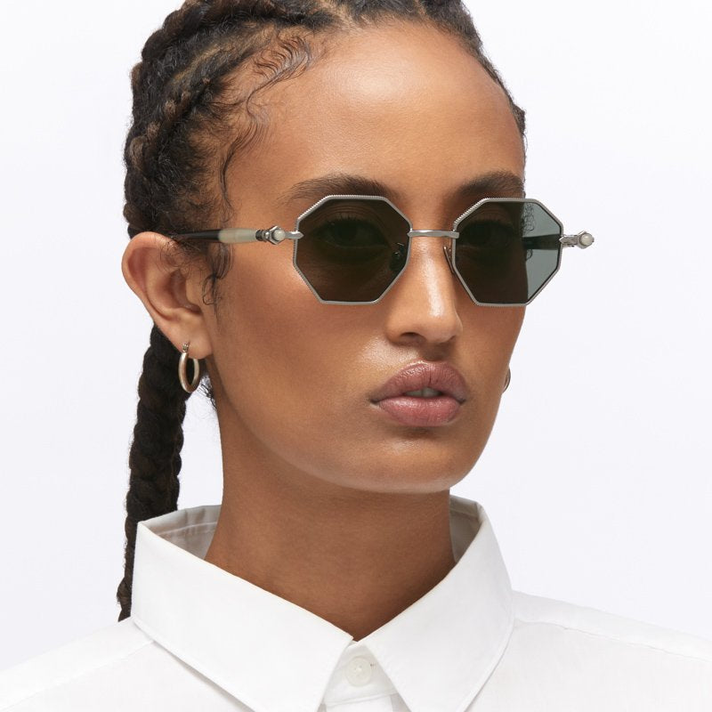 KUBORAUM Maske P74 Gunmetal sunglasses, worn