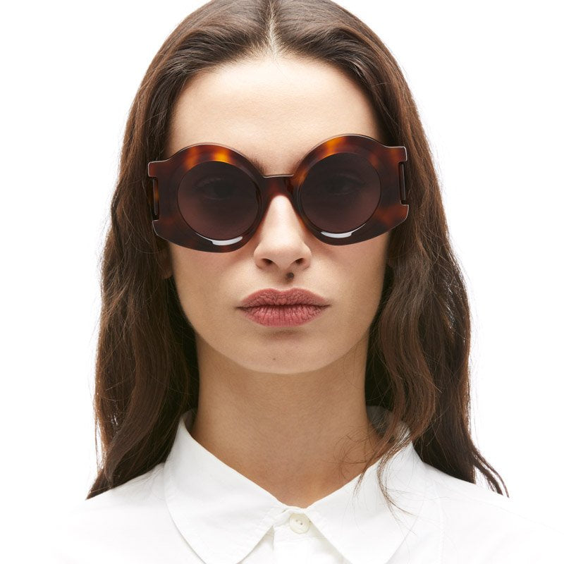 KUBORAUM Maske R4 Havana sunglasses, worn