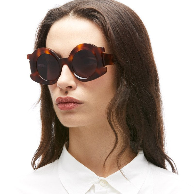 KUBORAUM Maske R4 Havana sunglasses, worn
