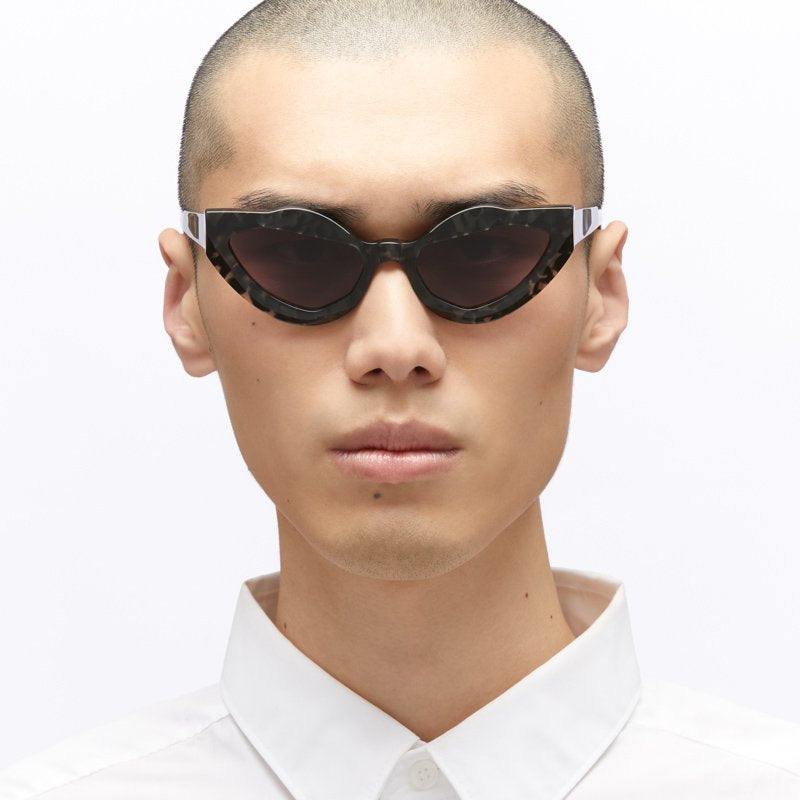 KUBORAUM Maske Y8 Havana Grey sunglasses, worn