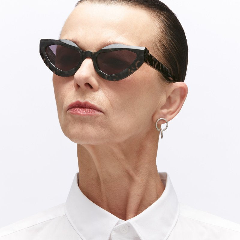 KUBORAUM Maske Y8 Havana Grey sunglasses, worn
