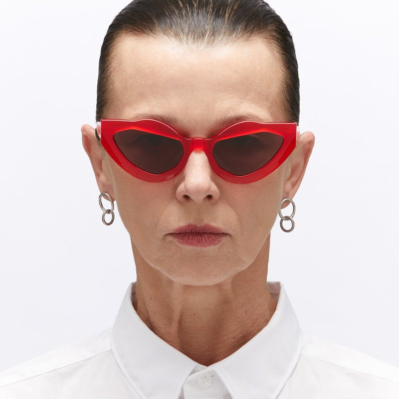 KUBORAUM Maske Y8 Red sunglasses, worn