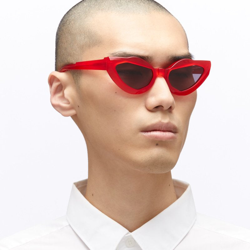 KUBORAUM Maske Y8 Red sunglasses, worn