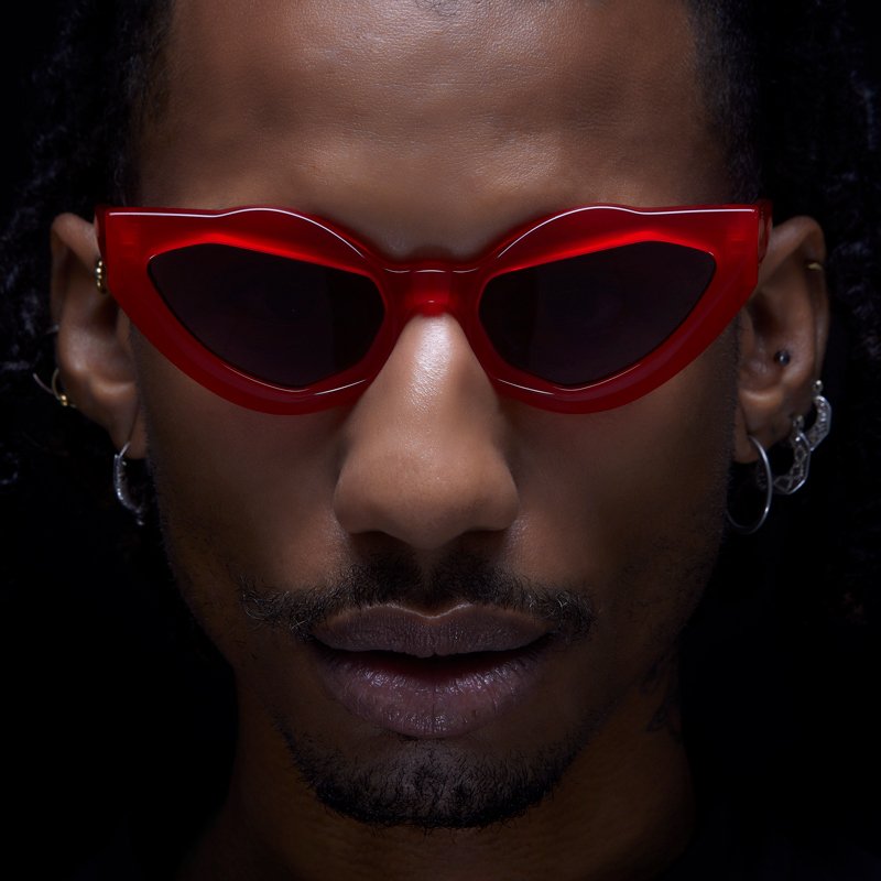 KUBORAUM Maske Y8 Red sunglasses, worn
